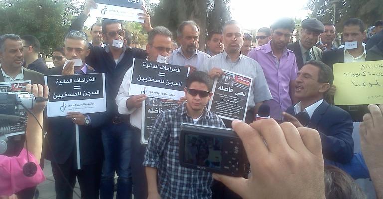 صور.. اعتصام الصحفيين أمام الأعيان رغم تأجيل جلستهم.. وغياب النقيب