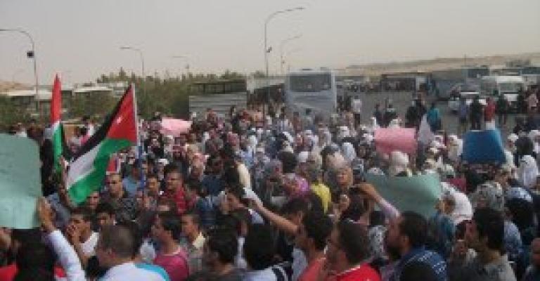 طلبة الهاشمية يعتصمون: لا نريد مواصلات على الواقف