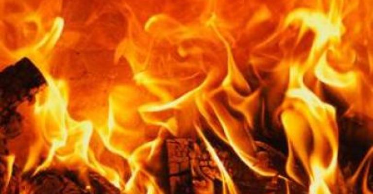 إخماد حريق مستودع كاوتشوك في العقبة