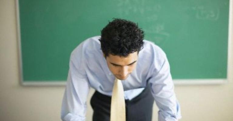 المعلم في يومه العالمي: معاناة تبدأ بالأجور ولا تنتهي بتراجع المكانة الاجتماعية