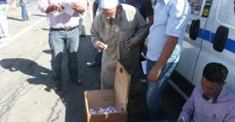 الأمانة توزع 200 بسطة لأصحاب سوق المقابلين القديم