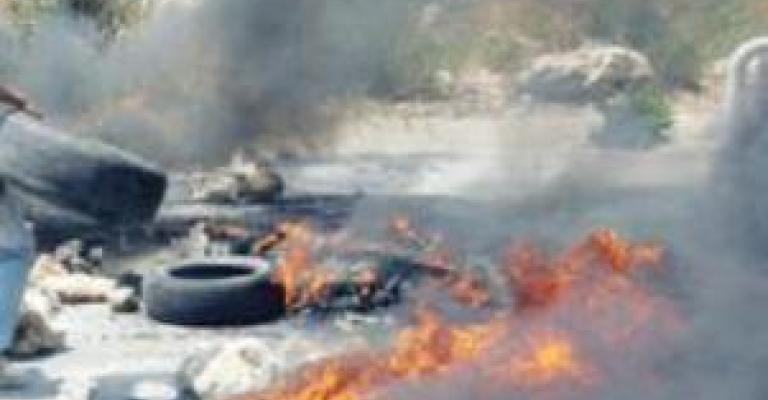 إحراق إطارات على خلفية حادثة قتل وإحراق محلات في القصر إحراق إطارات على خلفية حادثة قتل وإحراق محلات في القصر