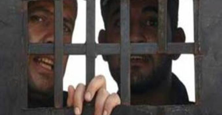 تضامنا مع إضراب الأسرى.. اعتصام يومي أمام الكالوتي تضامنا مع إضراب الأسرى.. اعتصام يومي أمام الكالوتي