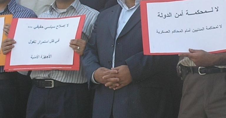 صور.. معتصمو مجمع النقابات: لا لمحاكمة المدنيين أمام المحاكم العسكرية