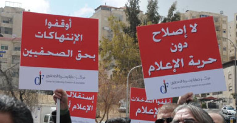 صحفي يشتكي على المخابرات لتدخلها في عمله وآخر على نائب أساء إليه