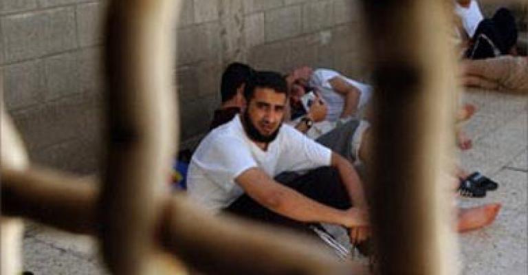 تدهور صحة الأسرى المضربين واتهام الخارجية بإهمال قضيتهم