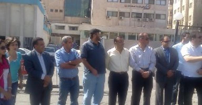 اعتصام تضامني مع العساف أمام الرأي ضد السيطرة الأمنية على الصحيفة