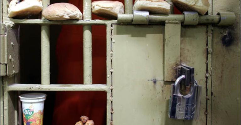 المالحي يبدأ إضرابا مفتوحا عن الطعام تضامنا مع الأسرى في سجون الاحتلال المالحي يبدأ إضرابا مفتوحا عن الطعام تضامنا مع الأسرى في سجون الاحتلال