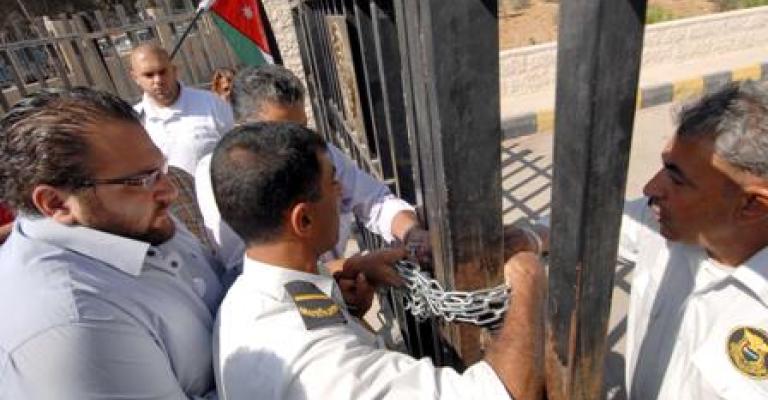 المضربون عن الطعام يغلقون باب الأمم المتحدة تضامنا مع الأسرى المضربون عن الطعام يغلقون باب الأمم المتحدة تضامنا مع الأسرى