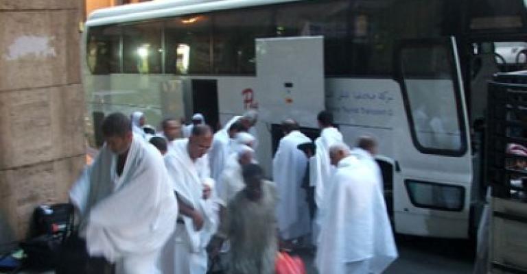 أولى قوافل الحجيج تغادر المملكة وفحوصات فنية للمركبات