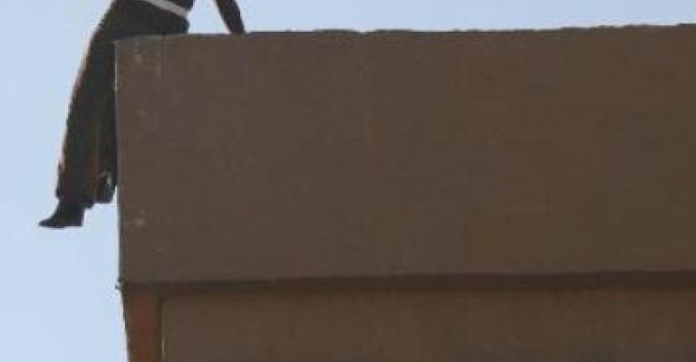 انتحار سيدة بإلقاء نفسها عن السطح في الشميساني انتحار سيدة بإلقاء نفسها عن السطح في الشميساني