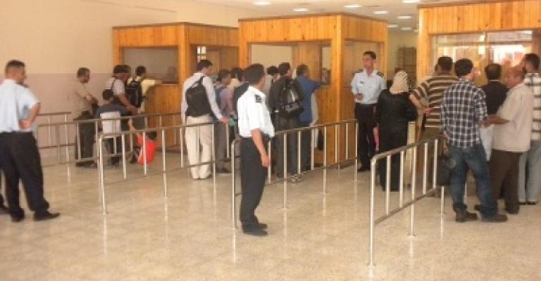 معاناة طلبة عالقين على الجانب الإسرائيلي من جسر الملك حسين معاناة طلبة عالقين على الجانب الإسرائيلي من جسر الملك حسين