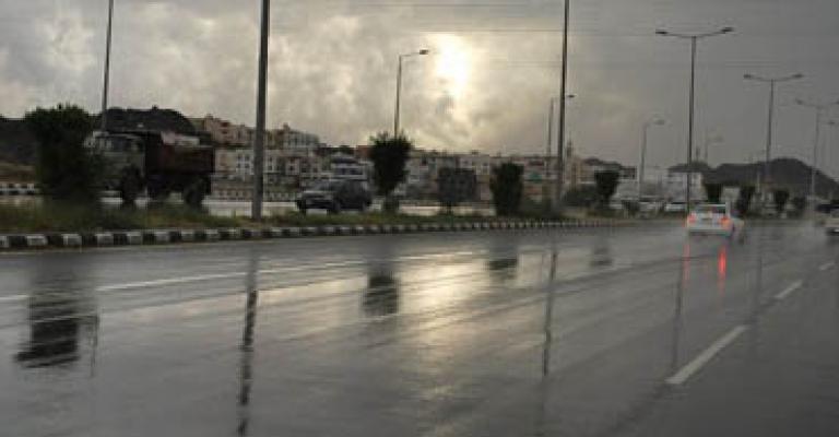 أجواء غائمة وأمطار متفرقة