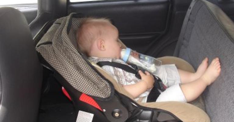 إنقاذ طفل من الاختناق تركته والدته داخل السيارة وذهبت للتسوق