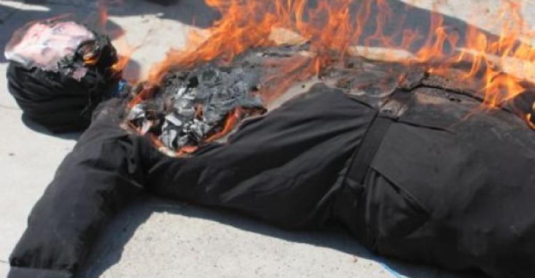 مواطن سوري يحاول الانتحار أمام سفارة بلاده مواطن سوري يحاول الانتحار أمام سفارة بلاده