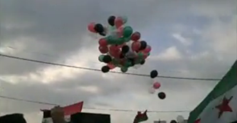 سوريون يطلقون "بالونات الحرية" أمام سفارتهم صبيحة العيد