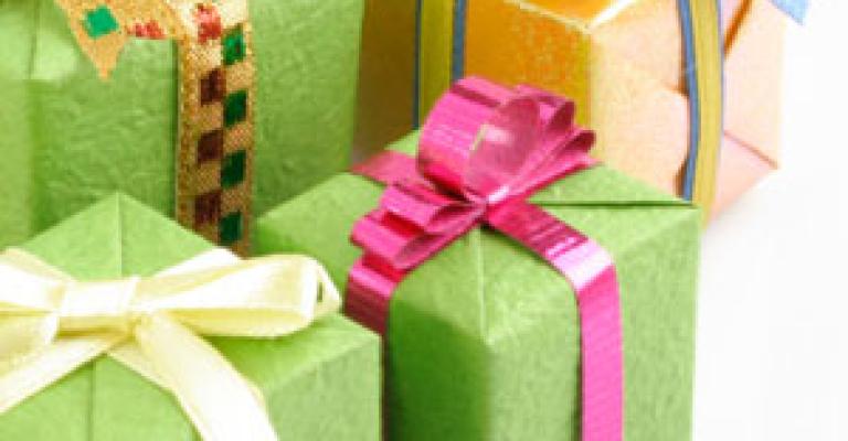 توزيع الهدايا على الاطفال الأيتام توزيع الهدايا على الاطفال الأيتام