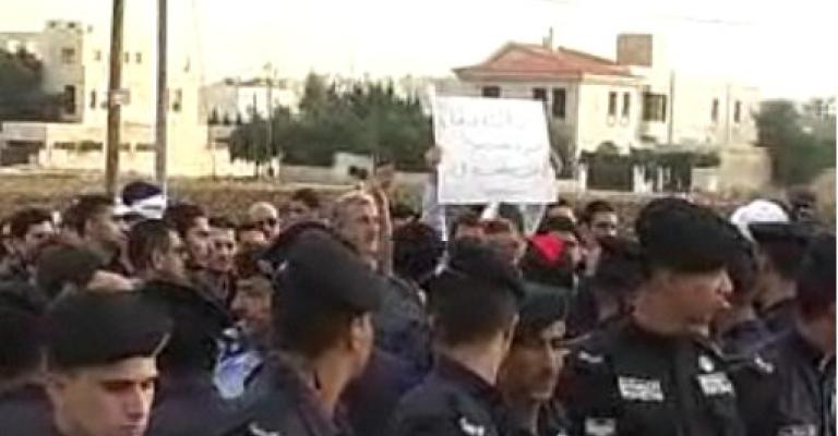 معتصمون يرشقون السفارة السورية بالأصباغ معتصمون يرشقون السفارة السورية بالأصباغ