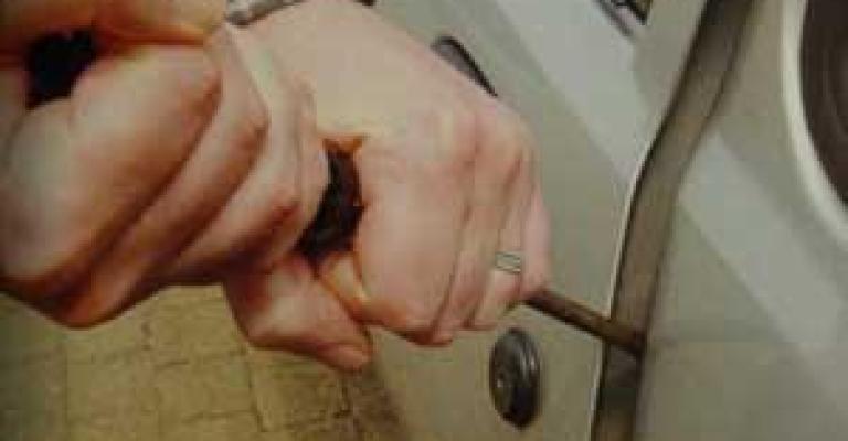 القبض على مشبوهين أثناء قيادتهم سيارة مسروقه القبض على مشبوهين أثناء قيادتهم سيارة مسروقه