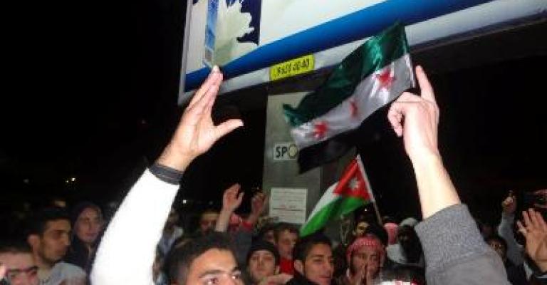 المئات يعتصمون للمطالبة برحيل السفير السوري