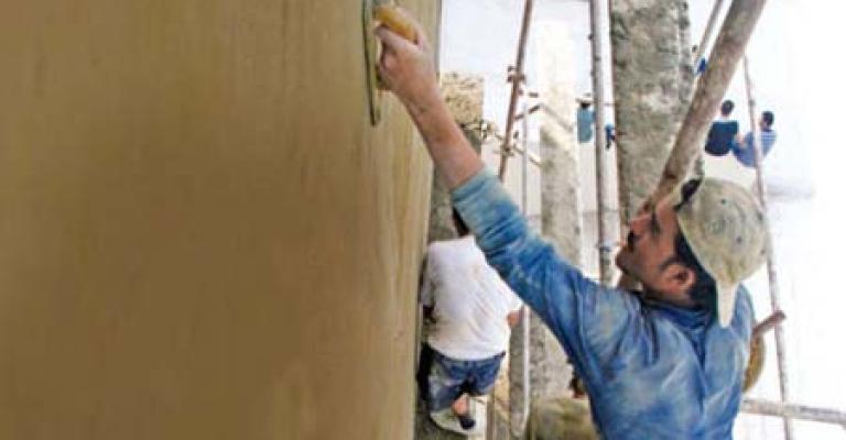 الدغمي يلتقي عمال البناء المعتصمين أمام المجلس