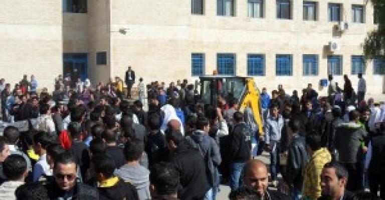جامعة الزرقاء: لم يتم استخدام الجرافة لإنهاء الاعتصام