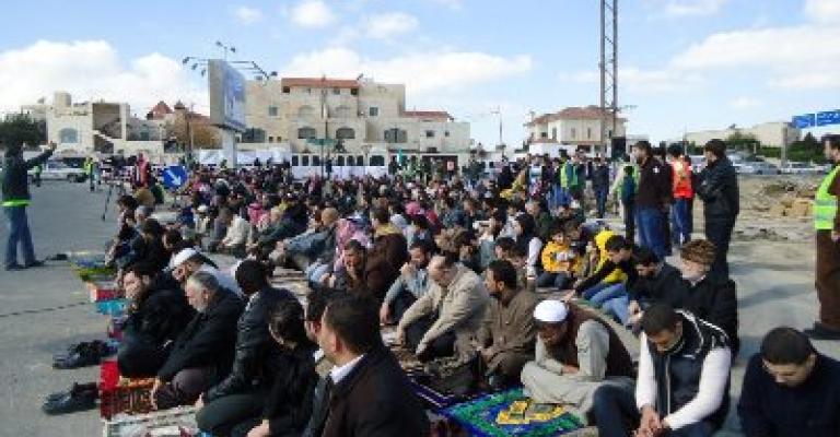 سوريون يؤدون صلاة جمعة "الجيش الحر" أمام سفارتهم