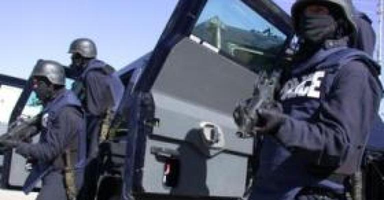 الجفر: الأمن يفتح الطريق بعد إغلاقه احتجاجا على عملية أمنية