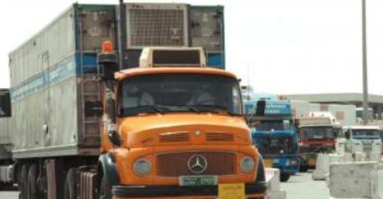 سائقو شاحنات العقبة يضربون ويطالبون بإقالة وزير النقل سائقو شاحنات العقبة يضربون ويطالبون بإقالة وزير النقل