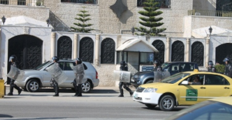 فيديو لما حدث: السفارة السورية تتحدث عن اصابات خلال الاعتداء عليها