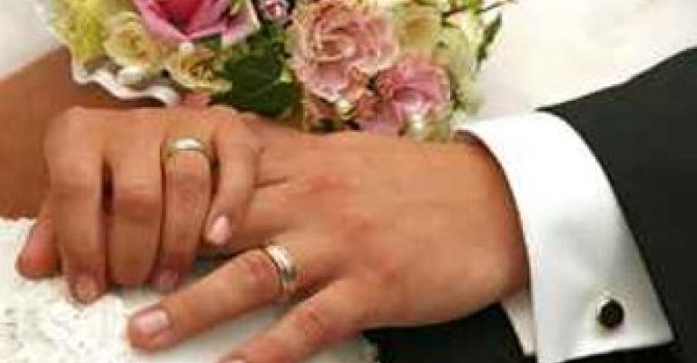 رجل أعمال يتكفل بنفقات زواج خريجي دور الرعاية الاجتماعية