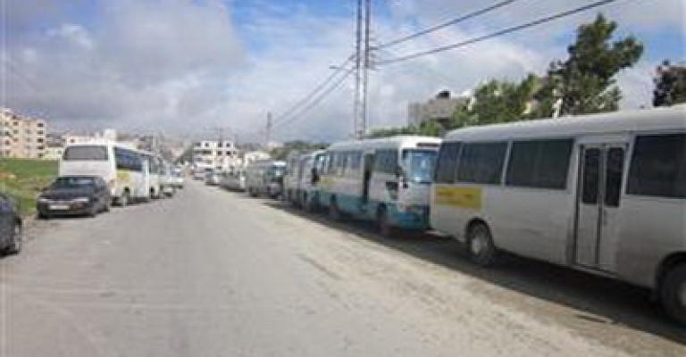 سائقو غور المزرعة-الكرك يضربون للمطالبة برفع الأجور