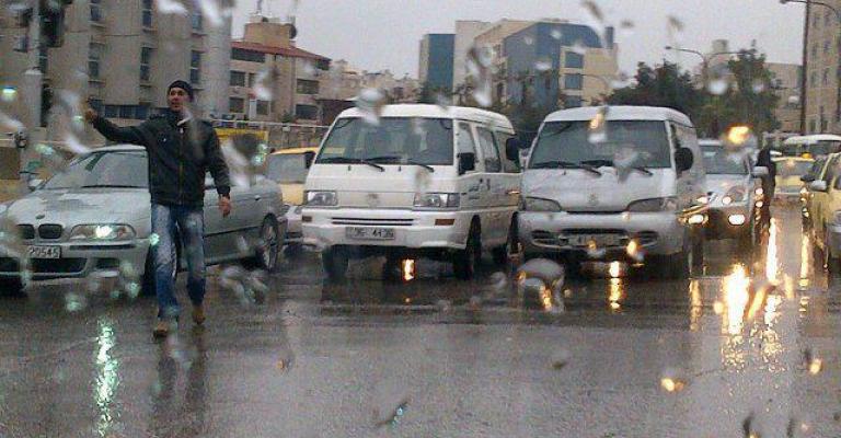 شاب ينظم السير بعد تعطل الإشارة شاب ينظم السير بعد تعطل الإشارة