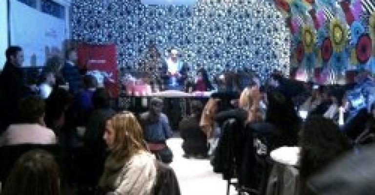 زغموت يوقع روايته الاولى "عروس عمان" زغموت يوقع روايته الاولى "عروس عمان"