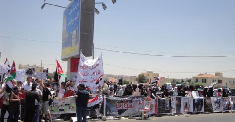 صلاة الغائب امام السفارة السورية ومطالبة بطرد السفير 