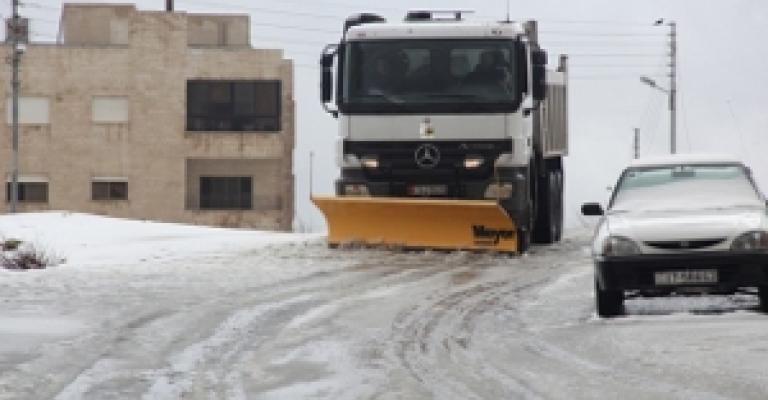 آليات الامانة تتعامل مع تراكمات للثلوج