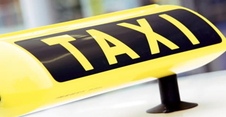 سائقو تاكسي العاصمة يطالبون برفع الأجور