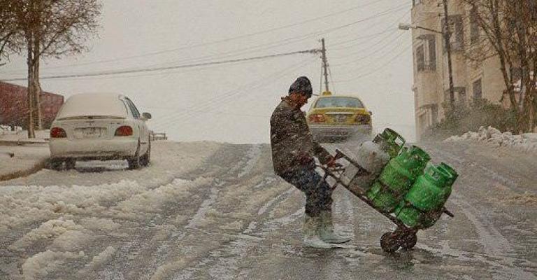 وفرة بالمحروقات والخبز ودعوة لعدم التهافت على الشراء