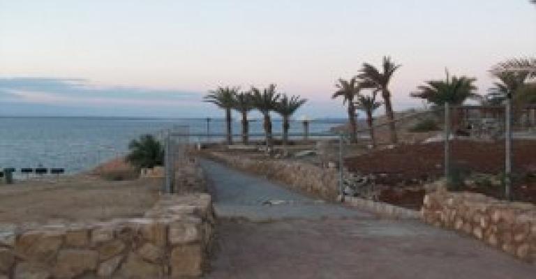 موظفو شاطئ عمان يعتصمون احتجاجا على سوء أوضاعهم