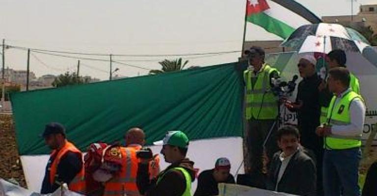 الصياصنة أمام السفارة السورية: القريب والغريب تخلى عن الشعب الصياصنة أمام السفارة السورية: القريب والغريب تخلى عن الشعب