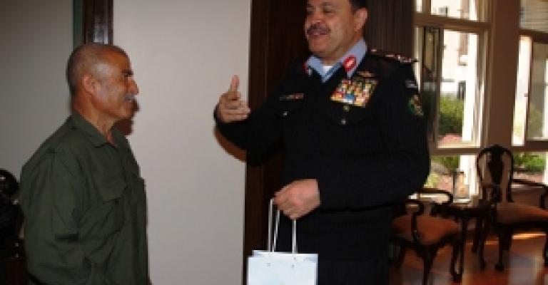 تكريم أقدم رجل امن ما زال على رأس عمله تكريم أقدم رجل امن ما زال على رأس عمله