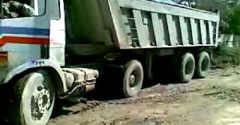 غور الصافي: اصحاب القلابات يغلقون الطريق الرئيسي غور الصافي: اصحاب القلابات يغلقون الطريق الرئيسي