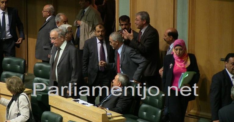 النواب والأعيان يمنحون أنفسهم راتباً تقاعدياً بصرف النظر عن مدة خدمتهم النواب والأعيان يمنحون أنفسهم راتباً تقاعدياً بصرف النظر عن مدة خدمتهم