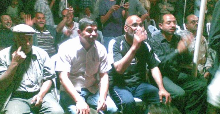 عمال الكهرباء يحتفلون بالإنجاز ولا إجراءات عقابية بحقهم عمال الكهرباء يحتفلون بالإنجاز ولا إجراءات عقابية بحقهم