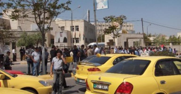 سائقو تاكسي اربد يعتصمون احتجاجا على منح تراخيص جديدة