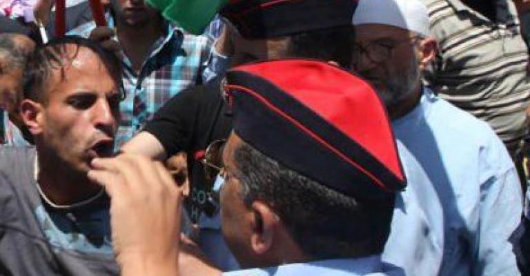 مناوشات بين المكفوفين والدرك أمام الديون الملكي مناوشات بين المكفوفين والدرك أمام الديون الملكي