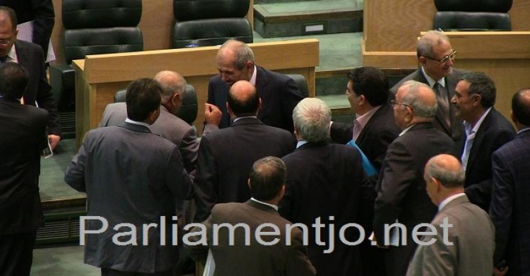 مذكرة نيابية تطالب باقتطاع 30% من رواتب النواب للخزينة