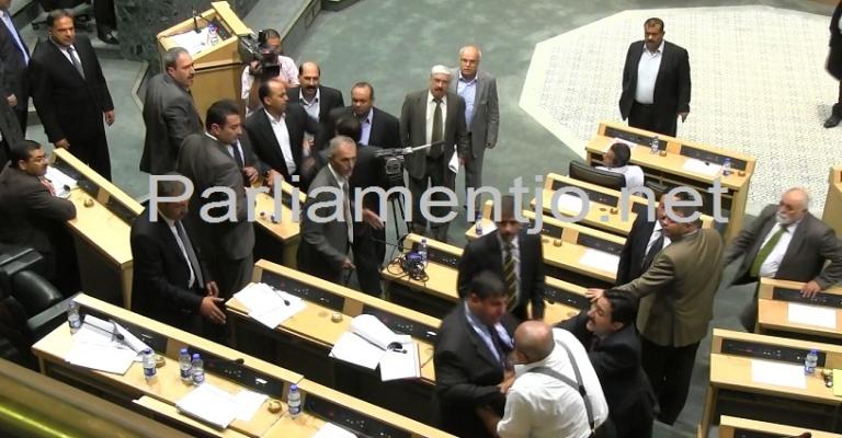 النواب يحرمون المغتربين من الانتخاب وخلافات على تقسيم الدوائر