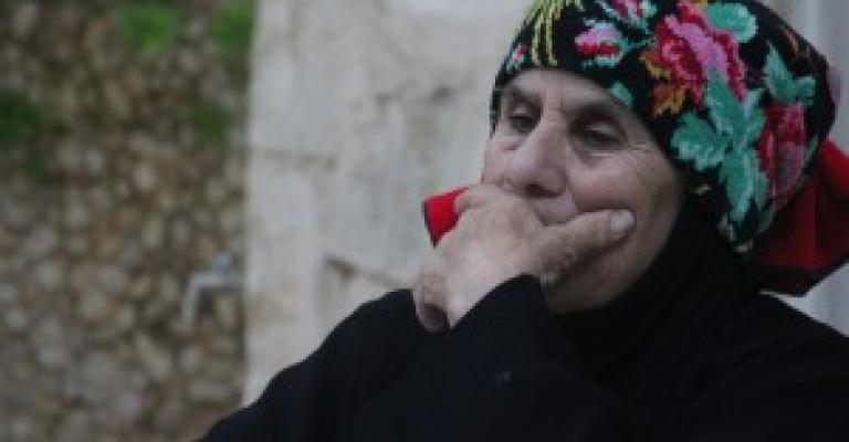 امرأة بجم شجرة التوت