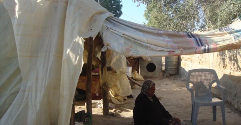 أم وائل تتقاسم خيمة بلاستيكية مع الفئران والعقارب 